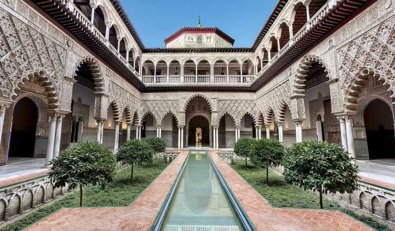 Även Sevilla hade en del att bjuda på i form av konst och arkitektur. Alcázar är ett kungligt palats, som ursprungligen var en morisk borg som intogs och raserades av de kristna, och sedan byggdes upp i Mudéjar arkitektur, som påminner om morernas.