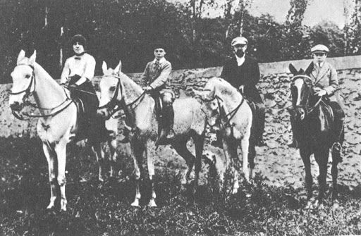 Familjen Matisse på ridtur - från vänster:  Marguerite, Pierre, Henri och Jean Matisse (ca. 1910).