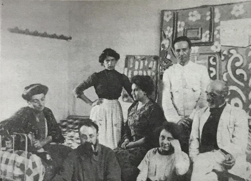 Från atejé i Collioure 1911. Från vänster: Amélie, Matisse, en husa, Olga, Marguerite, Albert Huyot och Armand Parayre (Amélies far).