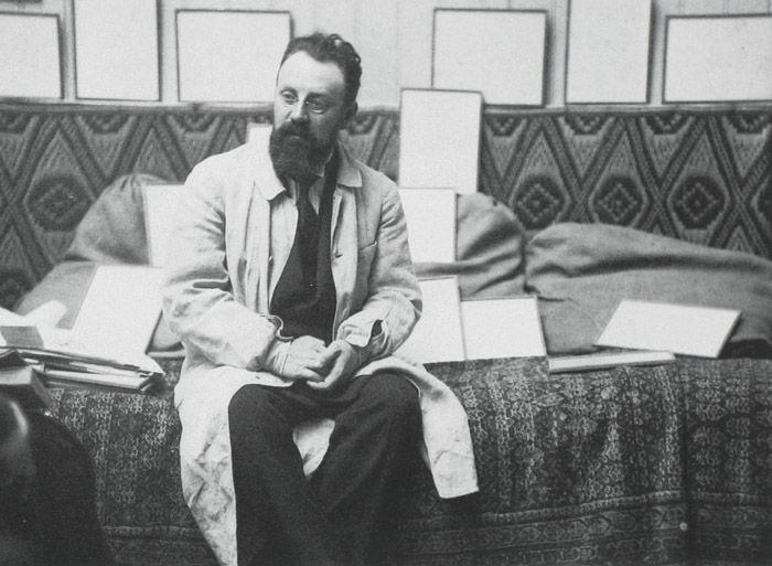 Matisse vilar ut efter ett långt arbetspass i Issy-les-Moulineaux.