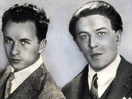 Louis Aragon och André Breton. När de blev äldre skulle de bli poeter, författare och antifascister (kommunister). Men de skulle kanske bli mest kända i sina ledande ställningar inom dadaism och surrealism. Breton skrev surrealisternas manifest och skulle sedan bli dess auktoritäre ledare.