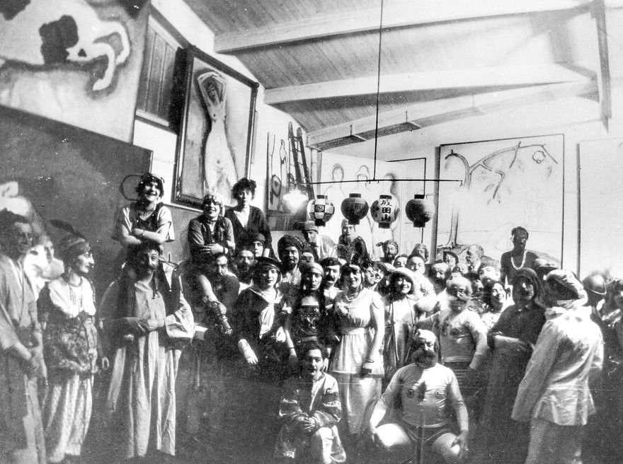 Från Kees van Dongens maskeradbal 1914. Matisse sittande på huk längst fram till vänster. Snett bakom honom Camoin och Marquet.