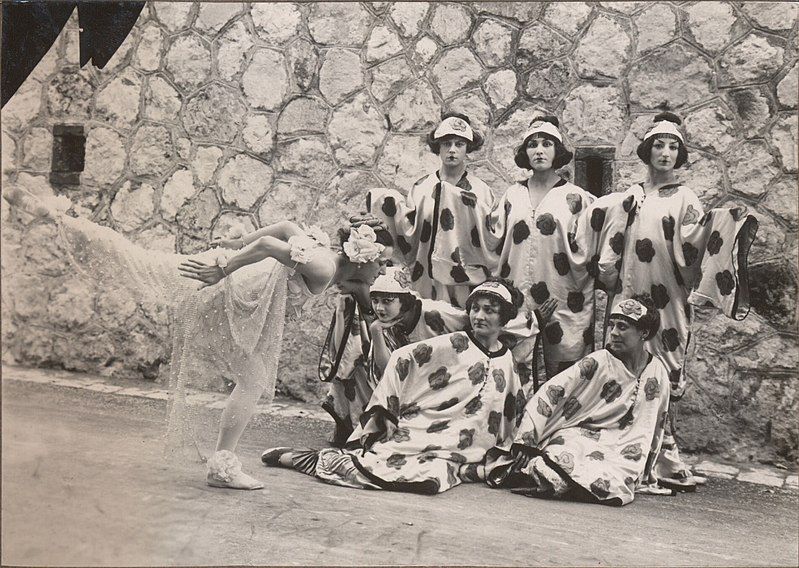 En scen i Näktergalen på L'Opéra i Paris: Le chant du Rossignol - Tamara Karsavina med dansare (1920).