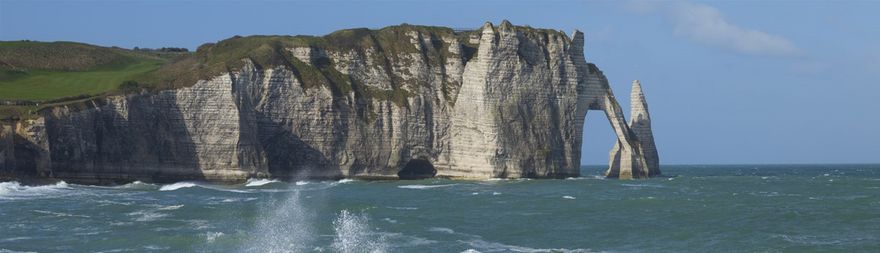 Klipporna vid Étretat hade länge varit populära motiv för kända franska målare. Bland andra Eugèn Boudin, Claude Monet och Gustave Courbet.