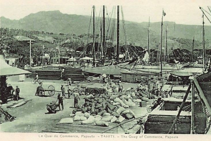 Hôtel Stuart låg iena ändan av Quai du Commerce, nära hamnen och den trädkantade strandpromenaden.