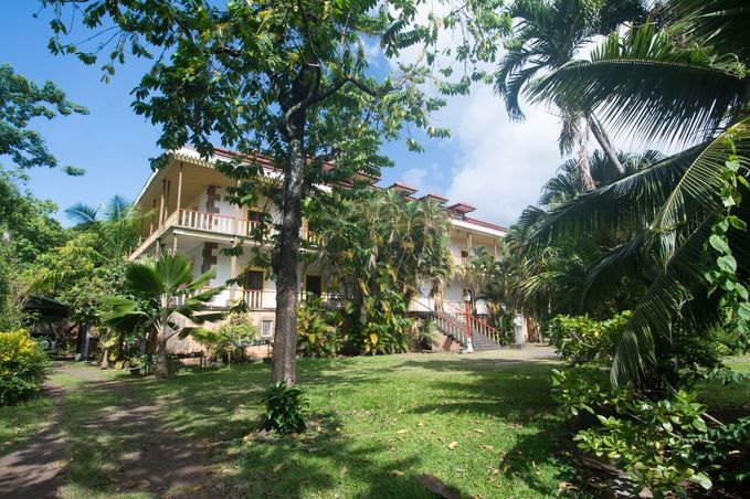 Det katolska biskopsdömets trädgård (Jardins de l’évêché). Det var här Matisse vandrade omkring med sitt skissblock. Förutom de typiska fruktträden från Tahiti fanns här också en del ovanliga träd, som sjöfarare hade tagit med sig, t ex jakaranda-, valnöts och kakaoträd.