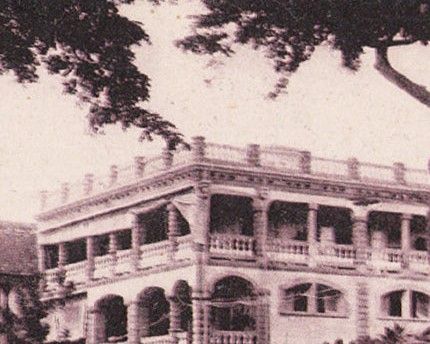 Hôtel Stuart med det amerikanska konsulatet som granne.