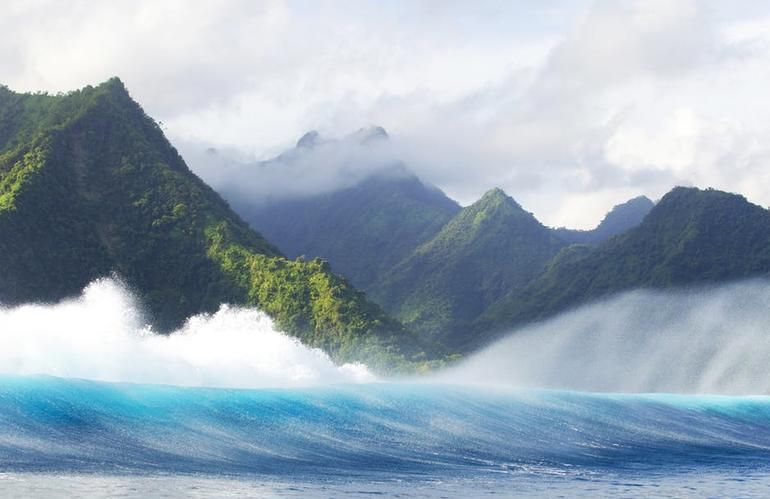Havet i upror mot det vilda naturen vid Tairapu-Oeust.