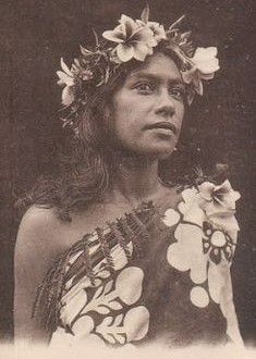 En tahitiansk skönhet i paero och blomsterkrans.