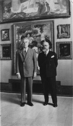 Dr. Albert C. Barnes och Matisse framför en målning av Renoir, 1930.