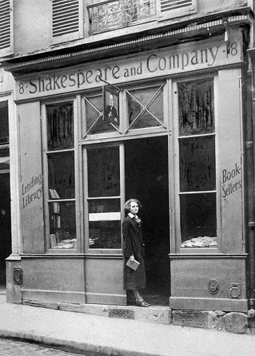 Sylva Beach i dörröppningen till sin bokhandel på 1920-talet.
