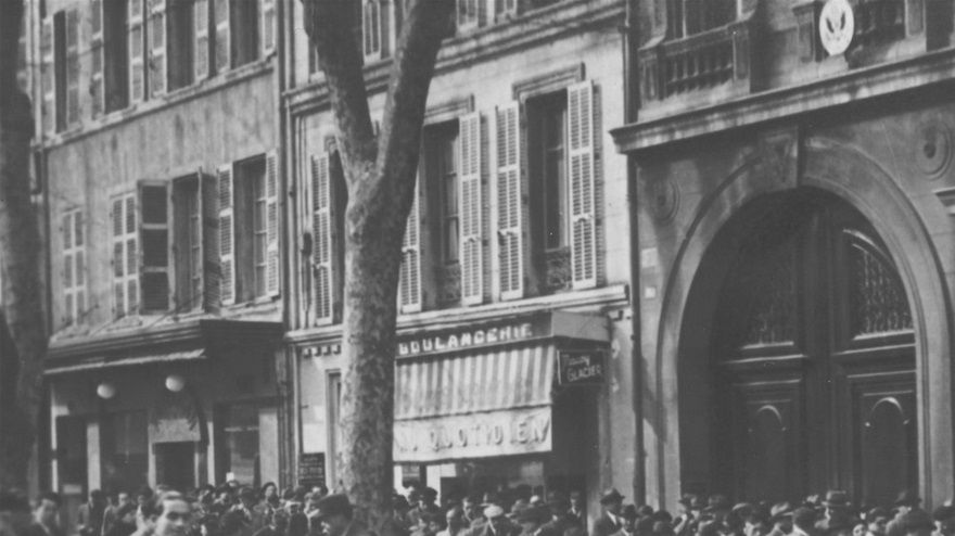 Flyktingar i tusental utanför det amerikanska konsulatet i Marseille 1940.