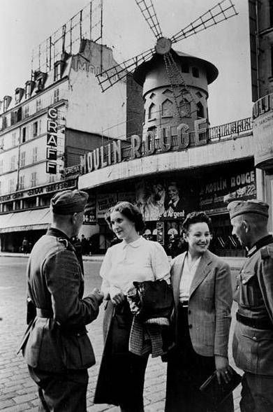 Tyskarna hade nu hunnit etablera sig i Paris - Tyska soldater och obetänksamma Parisiskor.