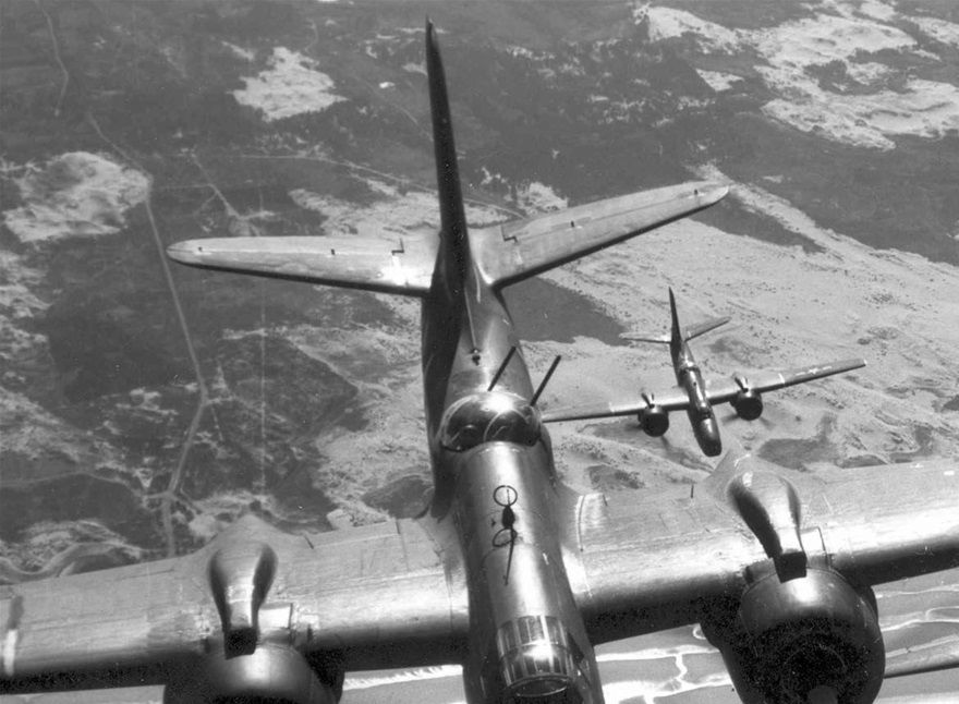 Amerikanska A-20 Havoc bombplan över den franska kusten, 1943.