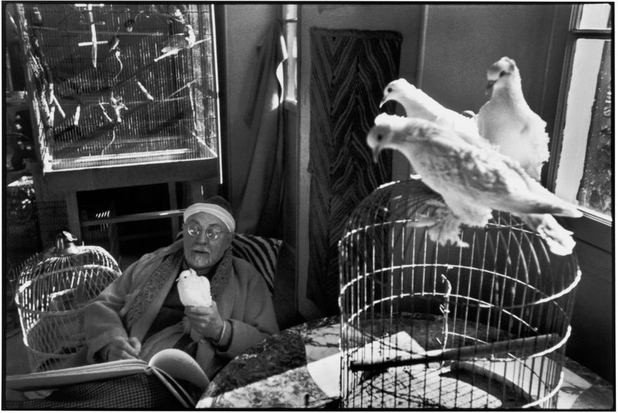Matisse tecknar i sin ateljé i Villa Le Rêve, 1944 (Foto: Henri Cartier-Bresson).
