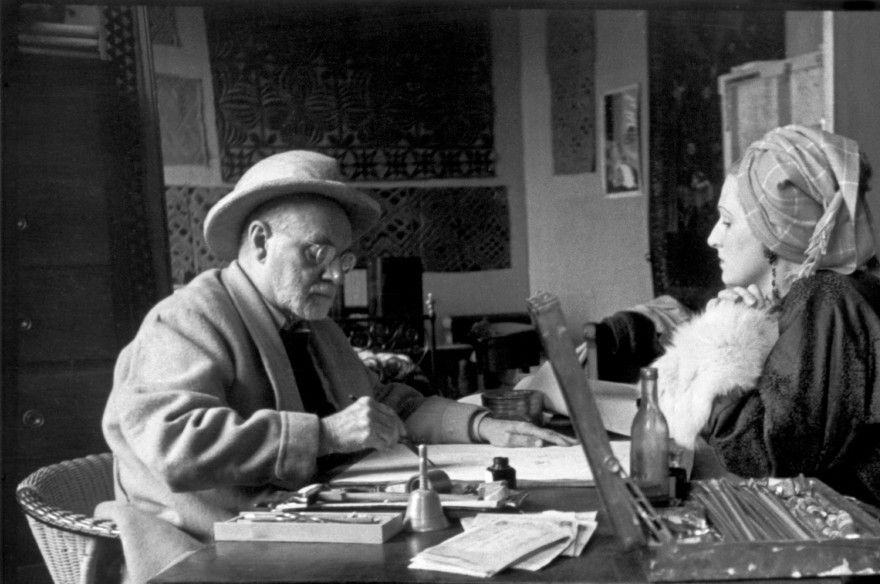 Matisse i sin ateljé med Lydia som modell, 1944 (Foto: Henri Cartier-Bresson).