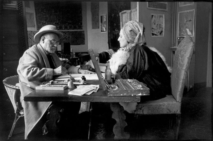 Matisse i sin ateljé med Lydia som modell, 1944 (Foto: Henri Cartier-Bresson).