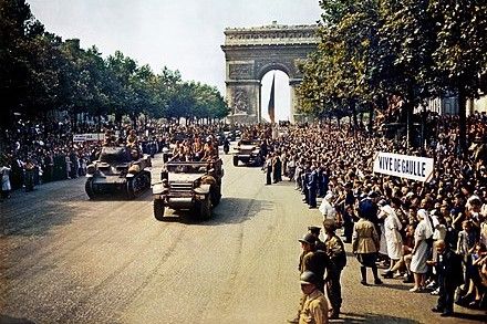 Segertåg på Champs-Élysées och hyllning av Charles de Gaulle.