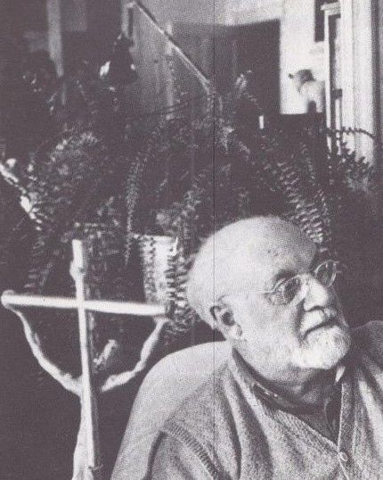 Matisse arbetar med kapellets krucifix.