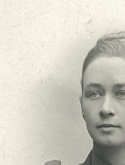 Hilma af Klint (1901). Hon ska ha haft en kärleksaffär med en avlägsen släkting vid den här tiden, men det hela rann ut i sanden. Hon skulle aldrig gifta sig, utan viga sitt liv åt något som var mycket högre.
