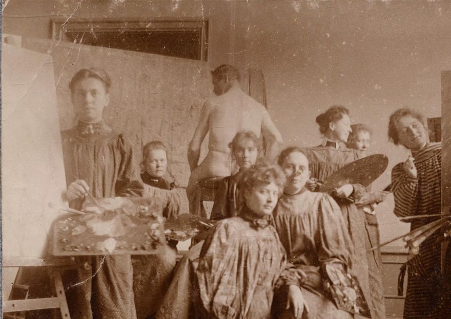 Kvinnliga elever på Konstakademien (Fruntimmersavdelningen), 1897-1898. Trots att kvinnor fick möjlighet att studera Konstakademien på senare hälften av 1800-talet, så var de inte jämställda med sina manliga kollegor. De ansågs bara kunna reproducera, och inte komma med något nytt. Det var också ytterst sällsynt att de fick stöd av de manliga eleverna, då många ansåg att de kunde ha konsten som tidsfördriv innan de gifte sig och fick barn.