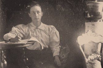 Hilma arbetar i seans-rummet vid cirkelskiftet. Hon blev med tiden den som fick ta emot de viktigaste budskapen från den andra sidan, medan de andra kvinnorna i gruppen stödde henne på olika sätt..