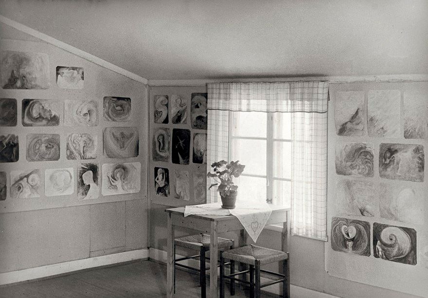 Från våningen där Hilma bodde ca 1930 med sin väninna Thomasine Andersson. Våningen låg sannolikt i Helsingborg. Men eftersom Hilma var skriven på en adress i Uppsala under åren 1928-1931, så är det inte självklart.