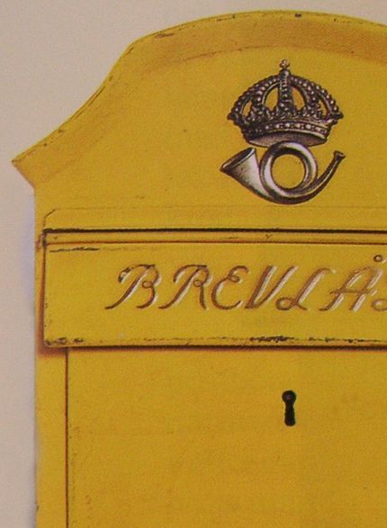 Förutom att Ragnar Östberg var en duktig arkitekt, så designade han exklusiva möbler och gjorde mindre konstruktioner, som den här välkända postlådan från 1906.