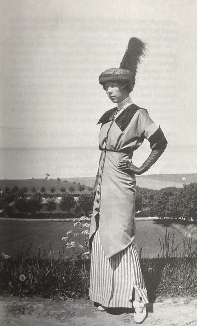 Sigrid på catwalken i Gränna, 1913.