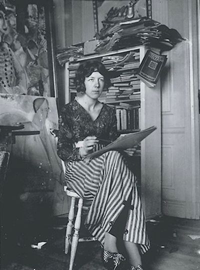 Sigrid Hjertén tecknar på Katarinavägen 1913.