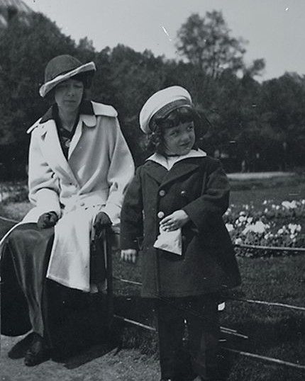 Sigrid Hjertén med Iván i kungsträdgården 1914.