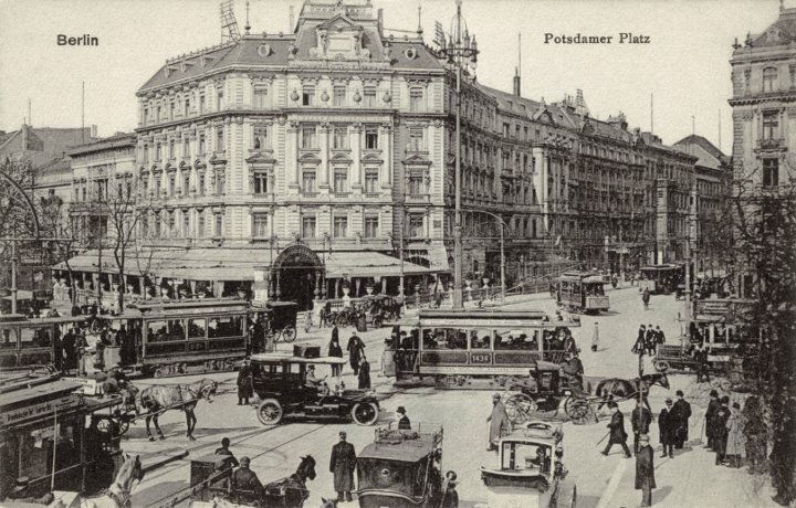Potsdamer Platz 1910. Galerie Der Sturm låg i närheten av denna öppna plats, som lär ha varit en av Europas mest hektiska på den tiden.