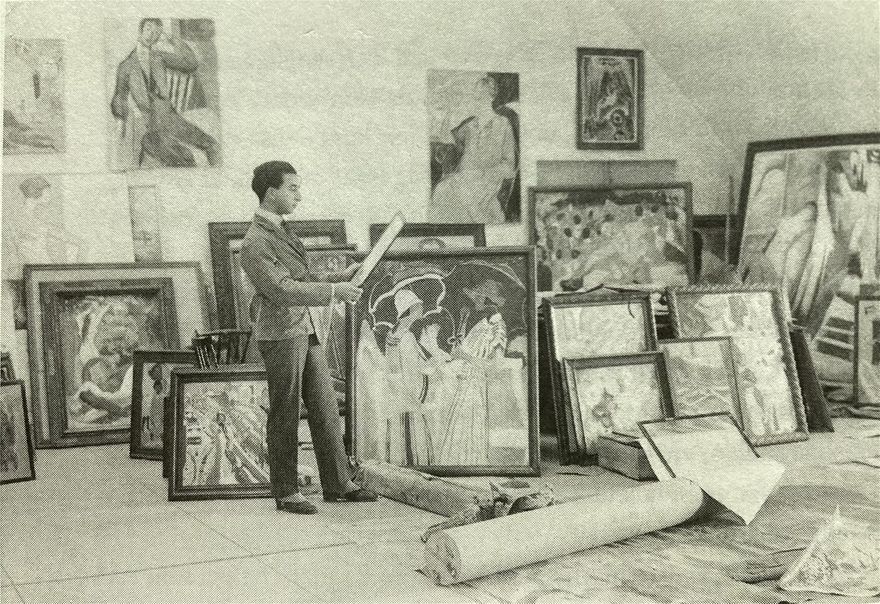 Isaac med sina målningar i ateljén på Katarinavägen, 1919.