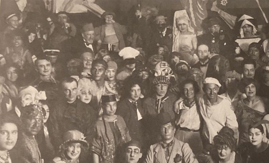 Maskerad på Maison Watteau i mars 1924, där både Sigrid och Isaac deltog. Sigrid längst till höger något skymd och Isaac med basker i andra raden uppifrån till höger.
