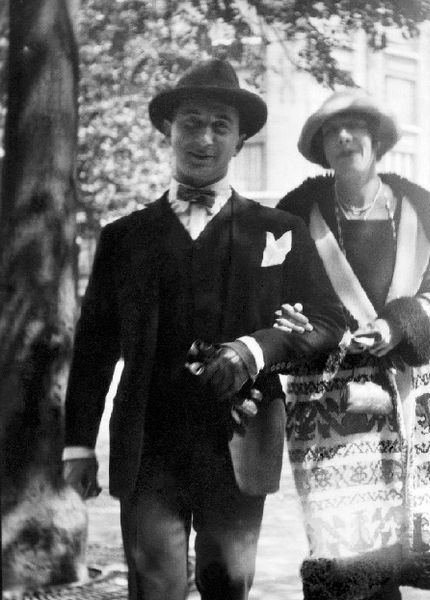 Isaac och Sigrid på promenad i Paris. De ser ut att trivas under 