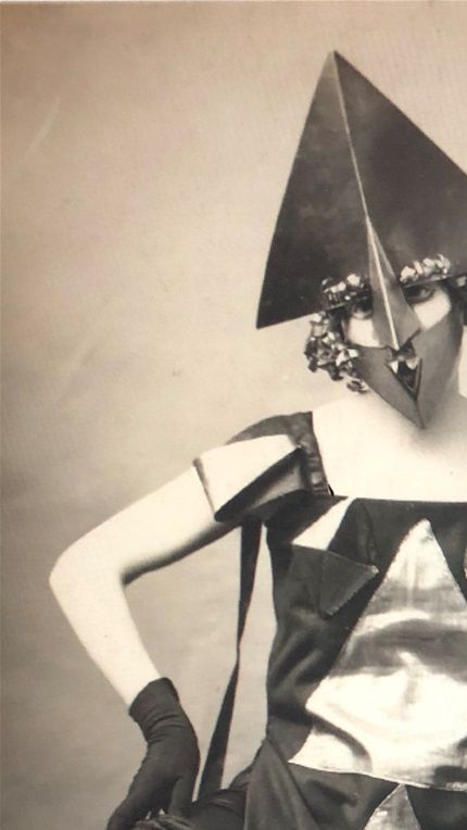 Marie Vassilieff inför en maskerad. En kurskamrat från Académie Matisse, som också hade gjort dockorna  av Isaac och Sigrid. Att  hon var kubist märktes av hennes utstyrsel.