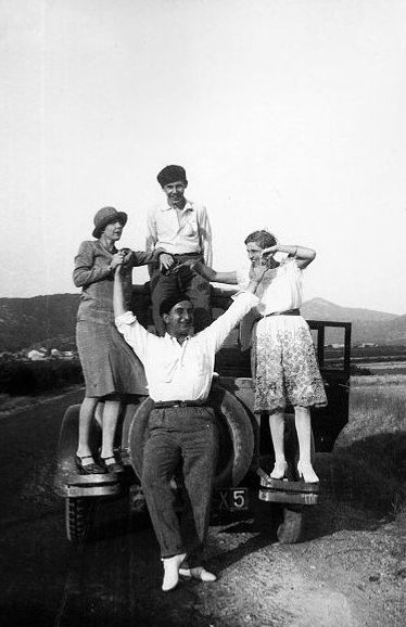 Bilen blev oumbärlig för deras målarresor söderut. Sigrid - en rullande ateljé.  Bilden visar Sigrid, Ivan, Isaac och troligen Sigrids halvsyster Karin.