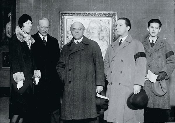 Från vernissagen på Galerie Bernheim-Jeune 1928. Från vänster Sigrid Hjerten, greve Albert Ehrensvärd (svensk minister i Paris),  Albert Sarraut (fransk kulturminister), Isaac Grunewald och sonen Ivan.  De svarta sorgbanden bärs för att Isaacs far hade dött under året.