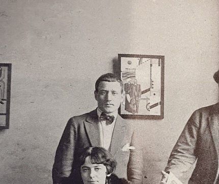 Fernand Legér omgiven av sina elever på utställningen på Maison Watteau i oktober 1924. Från vänster Erik Olsson, Franciska Clausen (sittande) och Otto G. Carlslund till höger.
