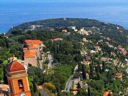 Roquebrune-Cap-Martin har sin kärna högt upp på klipporna (foto).