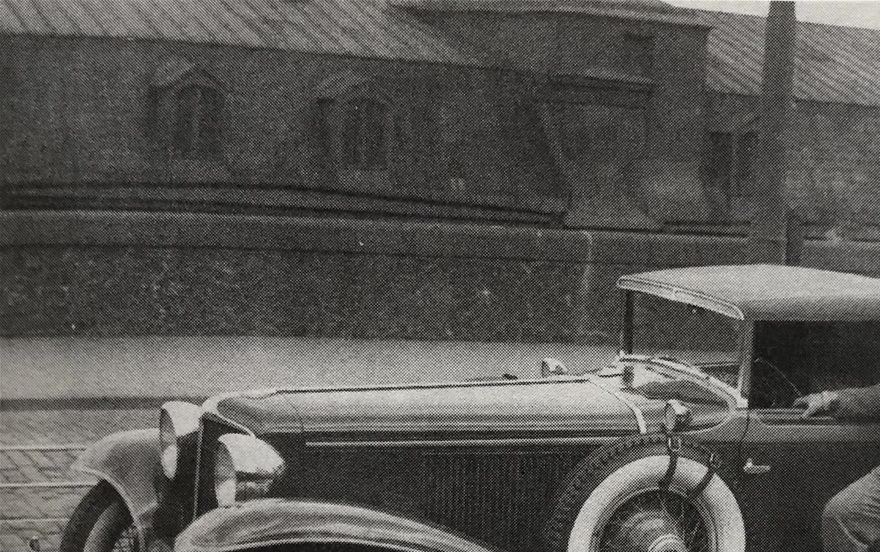 Här poserar en stolt ny ägare till sin lyxbil Cord Special Coupe för Vecko-Journalens fotograf. Han skriver till Sigrid att det är den vackraste bilen som rullat i Sverige. Det är stor folksamling omkring den var den än kommer. Han ser fram emot att de tillsammans kan fara omkring och jäsa i bilen. Han ber henne också att skaffa en blå dräkt som matchar bilens och avslutar med att säga 