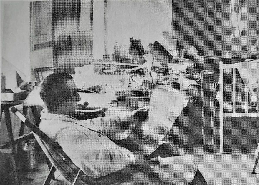 Isaac i ateljén på Katarinavägen i början av 1930-talet.