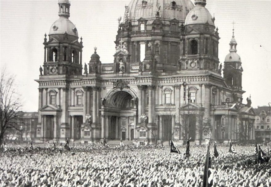 Nazistiskt valmöte 1932 samlar en stor folkmassa framför Berlins katedral. Även i Sverige hade många nazistiska drömmar börjat vädra morgonluft. Det bådade inte gott för landets judar som Isaac Grünewald.