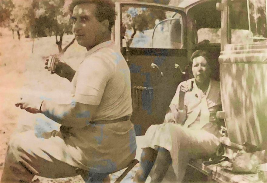 Isaac och Sigrid under en välbehövlig rast på den långa resan till Sicilien 1934.