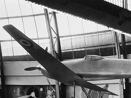 Konstnärsparet Robert och Sonia Delaunay ställde ut några av sina färgsprakande verk i Luftfartspaviljongen. Här ser man i bakgrunden Sonias tre målningar Propeller, Motor och Instrumentpanel. De finns i original på skissernas museum i Lund.