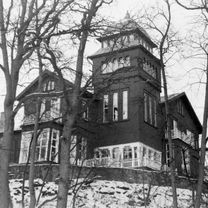 Villan i Saltsjöbaden, som den såg ut när Isaac och Märta tog den i besittning 1937. Den ursprungliga villan var på 550 m², men byggdes senare ut med en bl a en stor ateljé som hade ritats av Märtas bror Olov Grundell som var arkitekt. Villan fick då en yta om hela 700 m² med femton rum, som inreddes av den duktiga designern Märta.