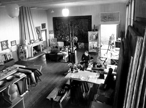 Isaac kunde inviga sin nya stora ateljé i Saltsjöbaden 1942. Den hade ritats av Märtas  bror Olof som var arkitekt. När villan stod klar blev den inte ytan hela 700 kvadratmeter med 15 rum och 3 kök. Märta stod för inredningen tillsamman med det anställda tjänstefolket. Hela huset tog formen av ett stort museum med Isaacs och andra kända målares verk.
