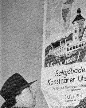 Isaac Grünewald Grünewald och Oskar Bergman spikar upp en affisch inför en utställning av traktens målare i Grands restaurang.1941.