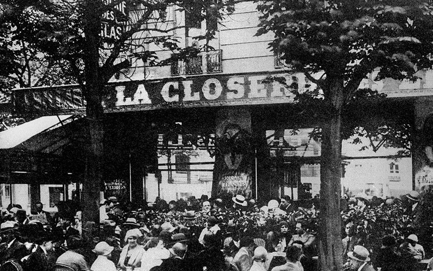 La Closerie de Lilas var ett obetydligt lantcafé, som blev ett populärt ställe för den kosmopolitiska kultureliten. Här kunde man genom åren träffa på storheter som Oscar Wilde, Henry Miller, Ernest Hemingway, August Strindberg och Emile Zola.