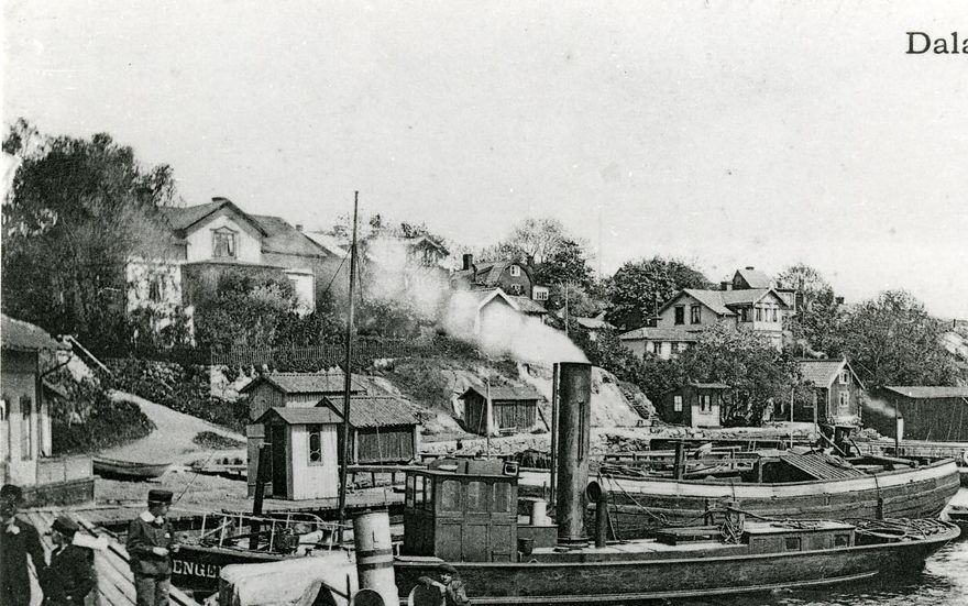Det var i den här skärgårdsmiljön som gårdfarihandlare Bärnhard ”Grönwall” for omkring och sålde sina varor. Han blev populär bland skärgårdsborna, som förutom att låna ut sina båtar också ofta erbjöd honom natthärbärge.